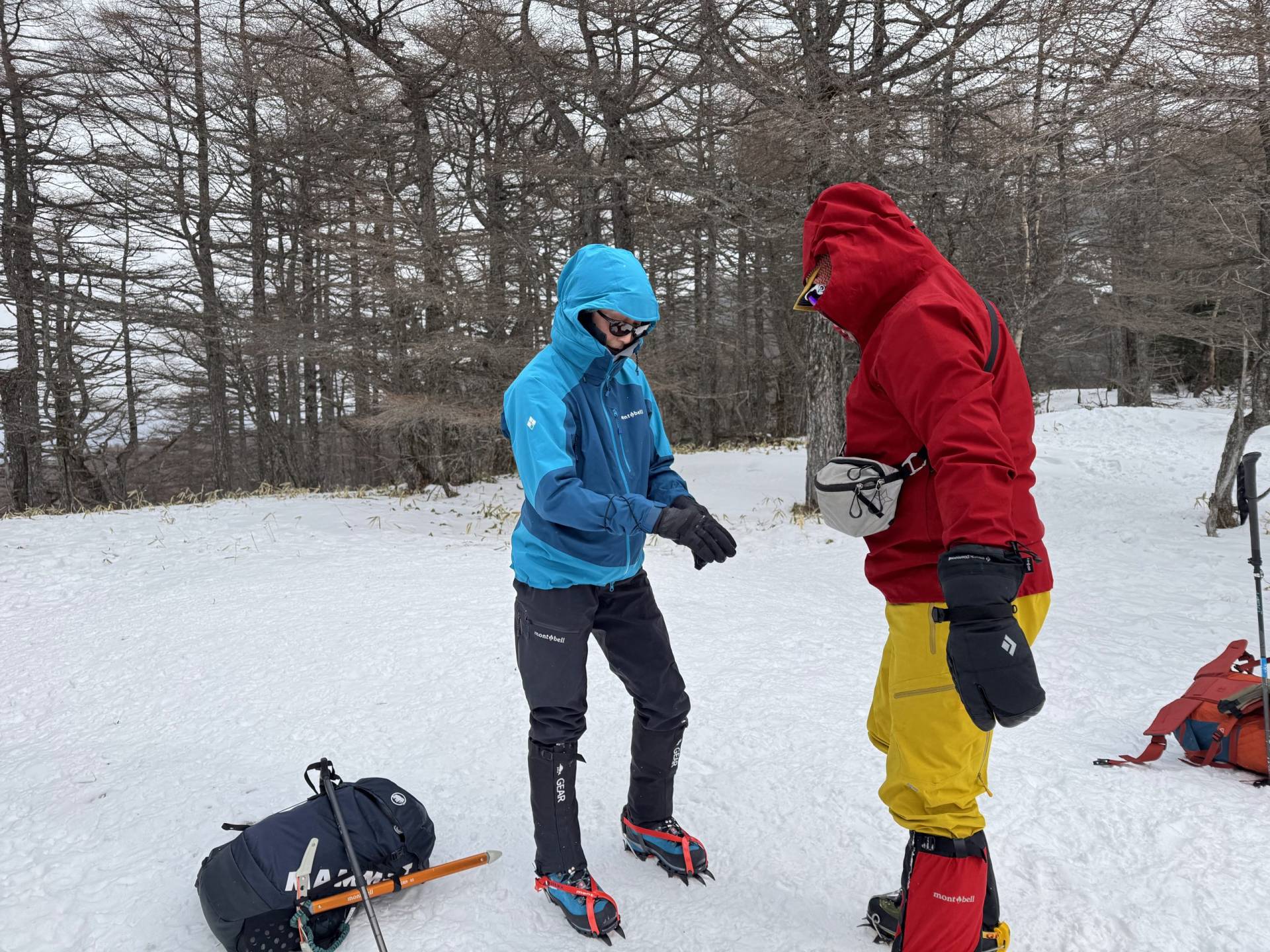 黒斑山で出発前にアイゼンを確認する