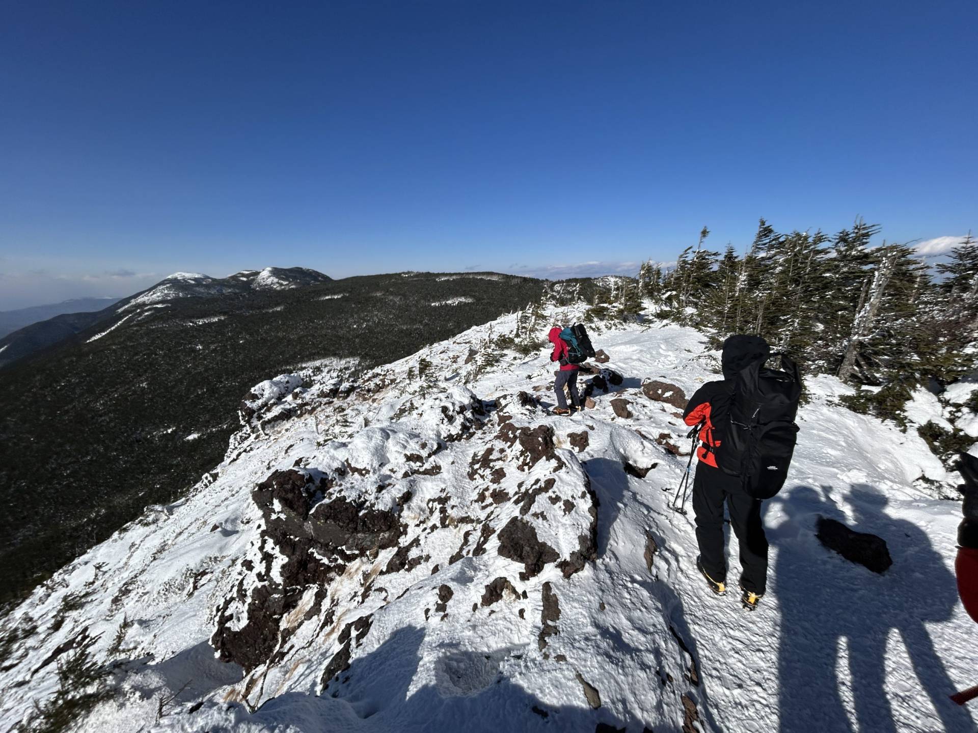 北八ヶ岳の雪の稜線を歩く