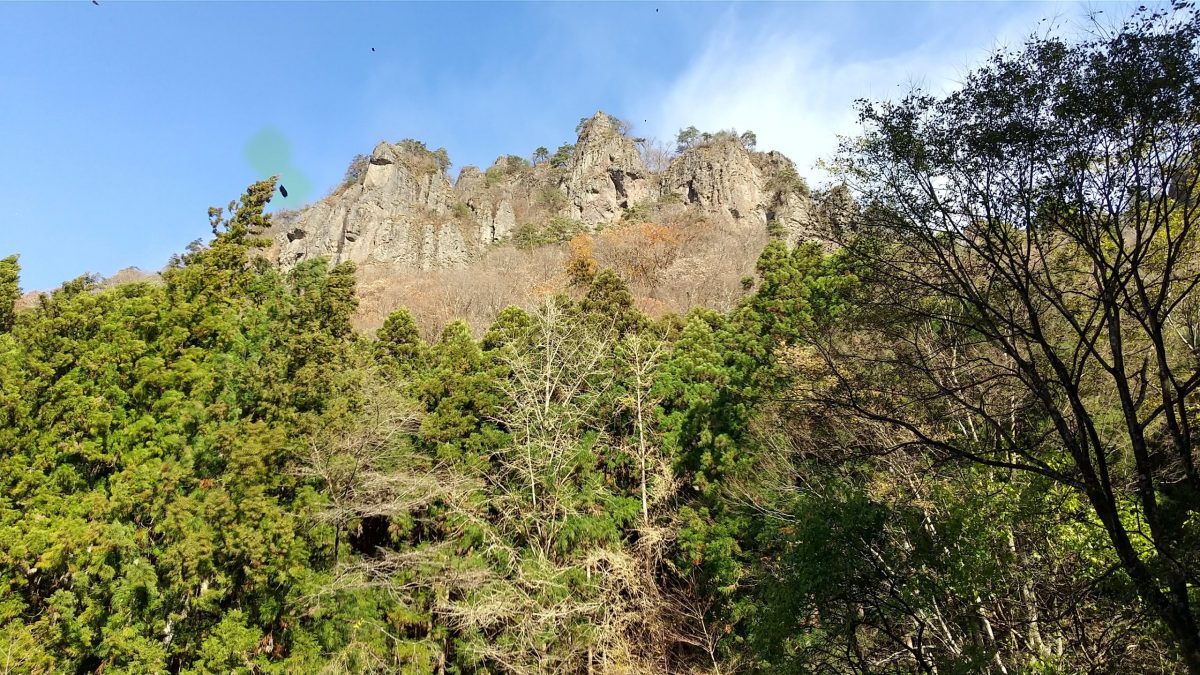 東吾妻町 蜜岩通りから秋の岩櫃山 Mount Iwabitsu in