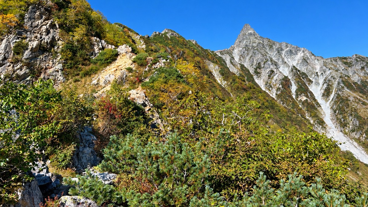 東鎌尾根の岩混じりの登山道と、その先にそびえる槍ヶ岳の穂先
