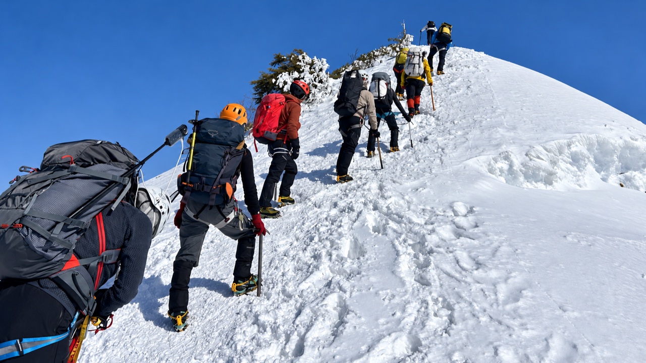 上州武尊山の雪の稜線を登る参加者