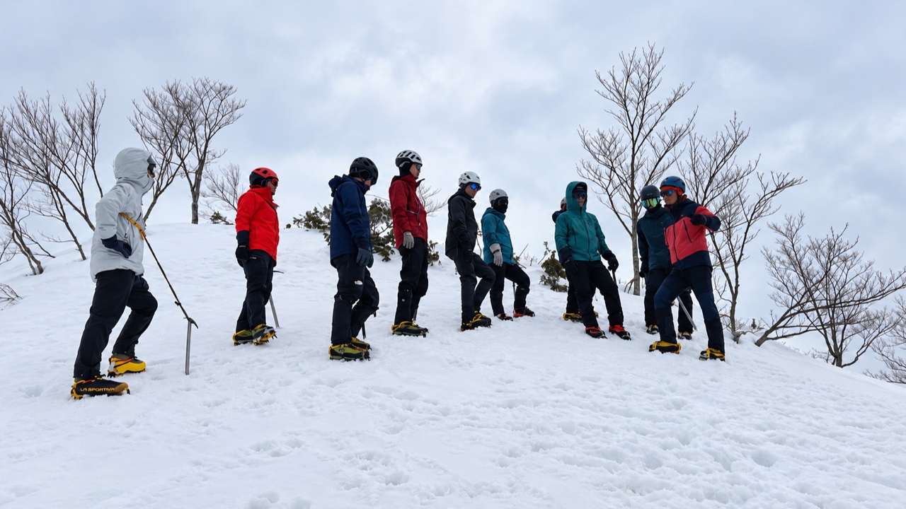 谷川岳・天神平でアイゼンを履きピッケルの使い方を学ぶ参加者