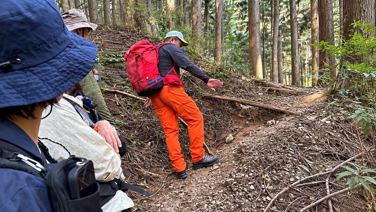 実践編 W+・蕨山|斜面に合わせた動きをガイドと確かめる。